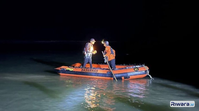 SAR gabungan mencari bocah yang tenggelam di muara Sungai Luk Ulo di wilayah Kecamatan Petanahan, Kebumen. (Humas Basarnas)